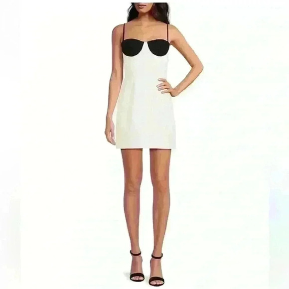 Gianni Bini Dresses & Skirts - NWT Gianni Bini Clara Crepe
Sweetheart Neckline Dress